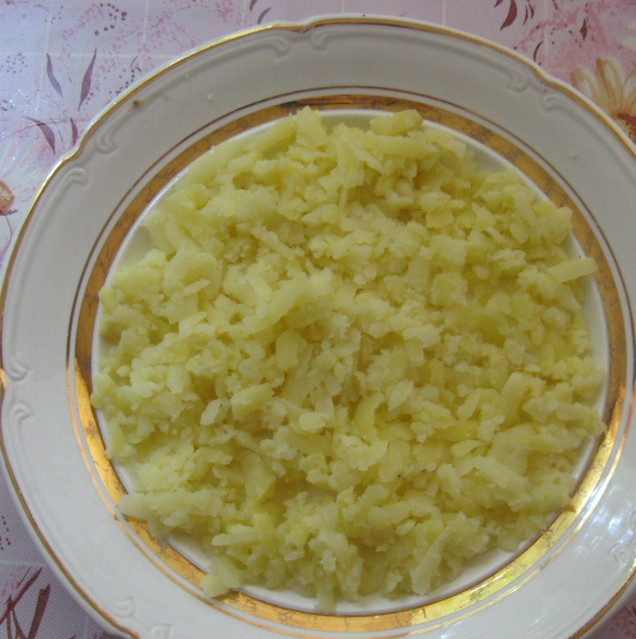 1. Этап. Салат Опушка: 1. Подготовим ингредиенты. Картофель и морковь отварим, остудим и натираем на терке. Сыр тоже трем на терке. Курицу отварим и режем кусочками. Грибы обжарим. Картофель выкладываем на дно салатницы и смазываем майонезом.