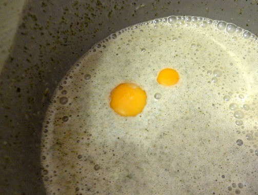 1. Этап. Мусс из белого шоколада: А также яйцо, желток и подогретый желатин. Хорошо перемешайте, разлейте по формочкам и поставьте в холодильник на 2 часа. При подаче украсьте свежей мятой.