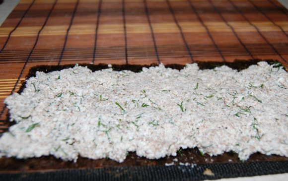 1. Этап. Диетические роллы: Выкладываем листы на бамбуковую салфетку для роллов. Равномерно распределяем творожную массу (края не смазывайте).