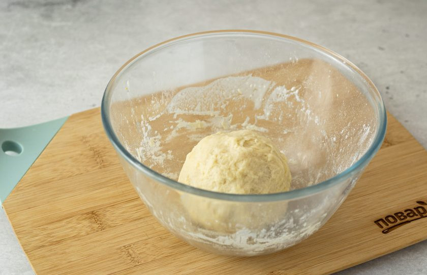 1. Этап. Индийские самосы с картошкой и горошком: Скатайте тесто в шар, накройте пленкой и оставьте на 30 минут.