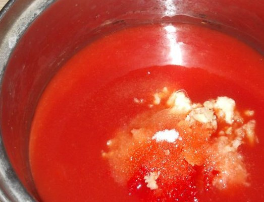 1. Этап. Помидоры в собственном соку на зиму: В томатный сок добавить пряности (соль, перец, чеснок, хрен).