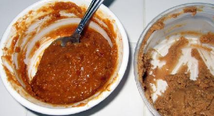 1. Этап. Вельветовый Элвис (Velvet Elvis): Теперь нужно смешать арахисовое масло,чили с чесночным соусом по вкусу. Добавить немного соли.