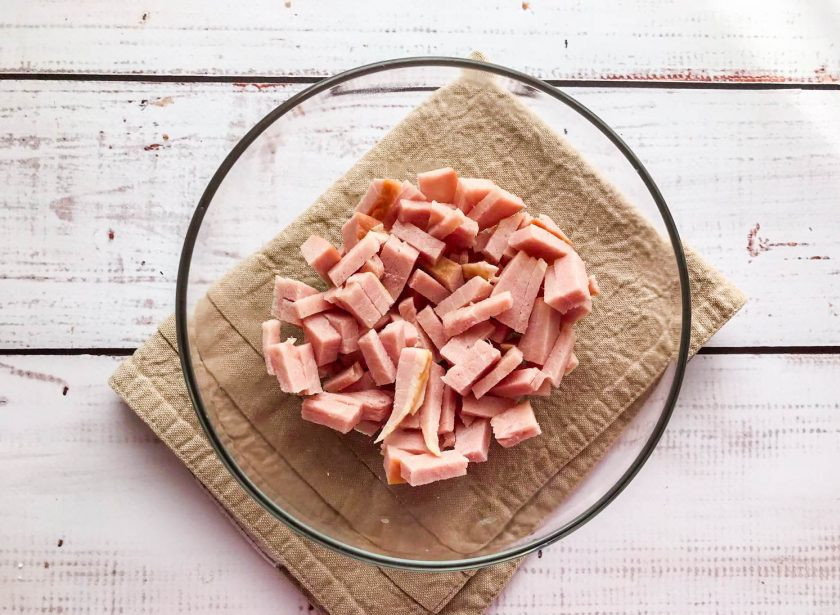 1. Этап. Салат София с копченым сыром: Ветчину нарежьте соломкой.