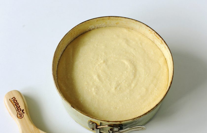 1. Этап. Бисквитный пирог с клюквой: Сверху вылейте тесто, и запекайте пирог в духовке при температуре 180 градусов около 40 минут.