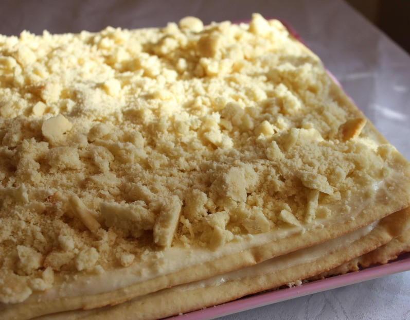 1. Этап. Пирожное Белоснежка: Корж из обрезков натрите на терке или покрошите руками. Украсьте пирог крошкой из этого коржа.