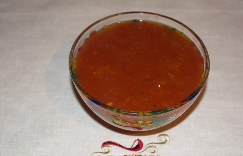 1. Этап. Соус к свинине: В самом конце добавьте выдавленный через пресс чеснок. Соус готов. Мясо можно подавать с ним к столу, а можно и запечь в нем. Соус не содержит уксуса и великолепно подходит к такого рода действиям.