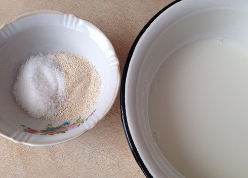 1. Этап. Тесто для сладких пирожков: Молоко подогреваем и наливаем в миску. Смешаем сухие дрожжи с сахаром.