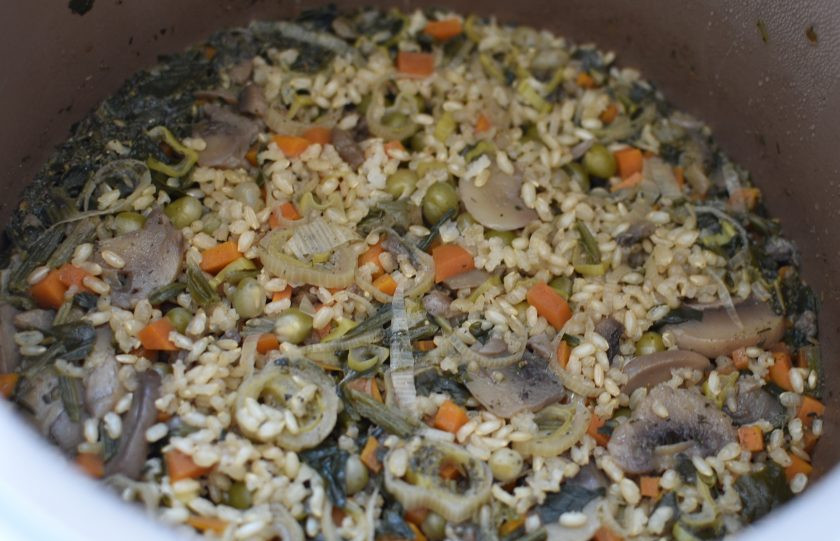 1. Этап. Рис с грибами, овощами и шпинатом: Готовьте в режиме плов до полного впитывания воды.