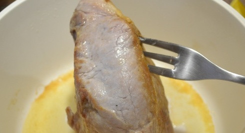 1. Этап. Мясо в молоке в духовке: Если вы хорошо обжарите мясо, то все соки останутся внутри.