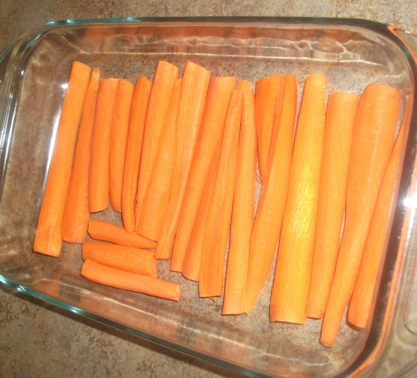 1. Этап. Морковь в фольге: В жаропрочную (лучше прямоугольную) форму выложить морковь в один слой, очень важно, чтобы они не лежали одна на одной.
