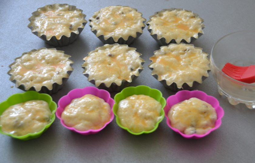 1. Этап. Кекс Майский: Перед выпечкой смажьте кексы остатками яичной болтушки.