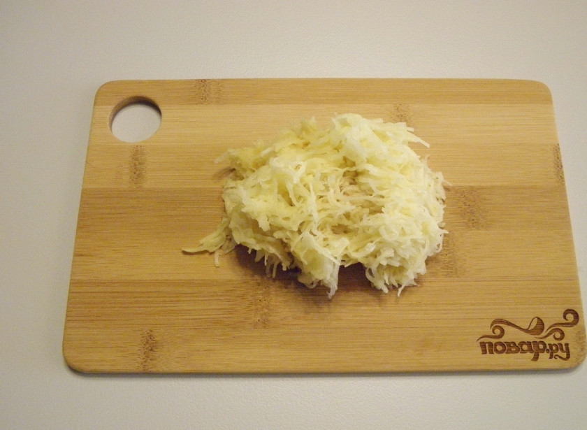 1. Этап. Куриное суфле для детей: Картофель натрите на мелкой терочке.