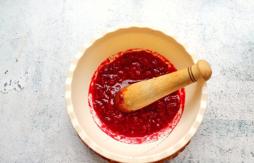 1. Этап. Клюквенный морс для детей: Ягоды переберите, сполосните и помните толкушкой.