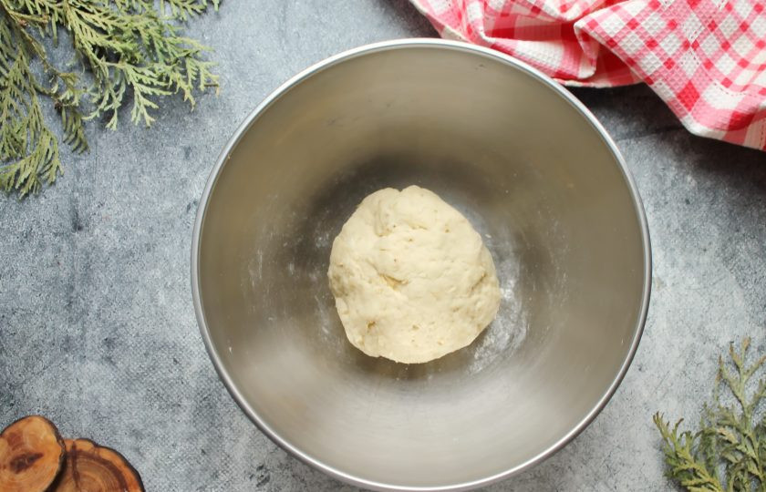 1. Этап. Крекеры с бананом: Быстро замесите мягкое, не липкое тесто.