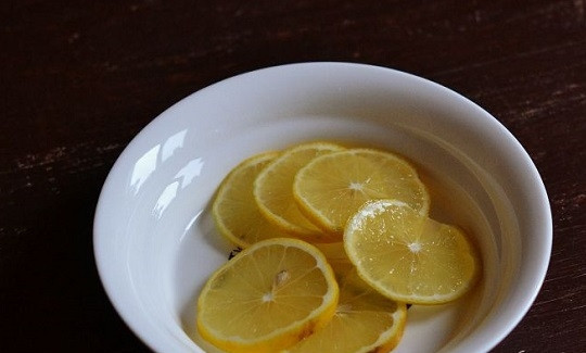 1. Этап. Запекание карпа в духовке: 2. Тонкими ломтиками нарежьте лимон.