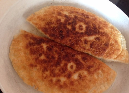 1. Этап. Чебуреки из слоеного теста: Обжариваем с двух сторон до красивого румяного цвета.