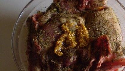 1. Этап. Утка, тушенная с овощами: Вымойте и разделайте утку. Нарежьте кусочками. Обмажьте каждый солью, специями, горчицей. Оставьте мариновать на 20 минут.