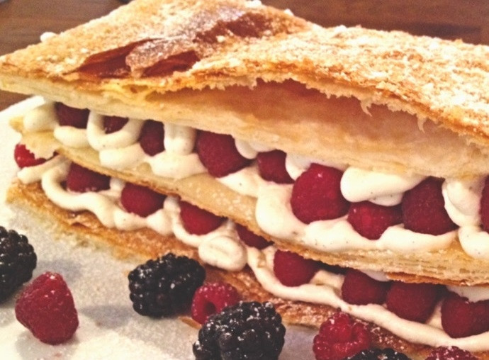 1. Этап. Мильфей со взбитыми сливками и малиной: 5. Уложите верхнюю часть. Слегка прижмите и посыпьте сахарной пудрой. Подавайте десерт сразу. Приятного аппетита!