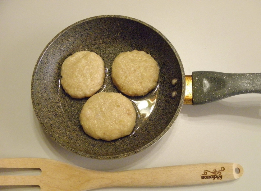 1. Этап. Котлетки из куриных грудок: Разогрейте рафинированное масло в сковороде. Набирайте по столовой ложке фарша и мокрыми руками скатывайте шарик, приплюскивайте, придавая форму котлеты.