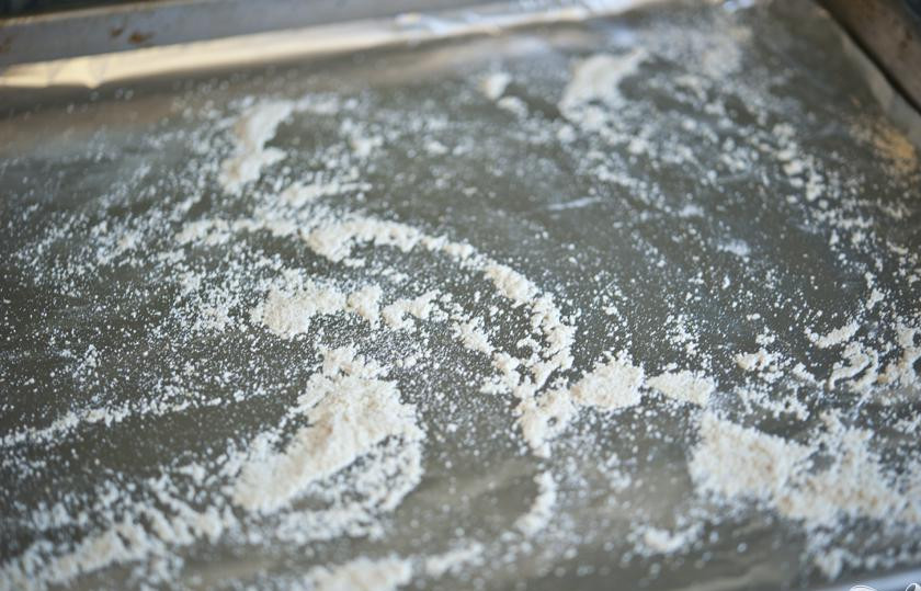 1. Этап. Английская домашняя булочка: Так как при выпечке мы не будем использовать масло, не жалейте кукурузную муку.