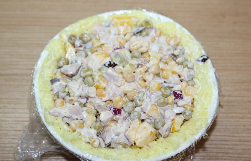 1. Этап. Рисовый салат на Новый год Свиньи: Внутрь выложите салат.