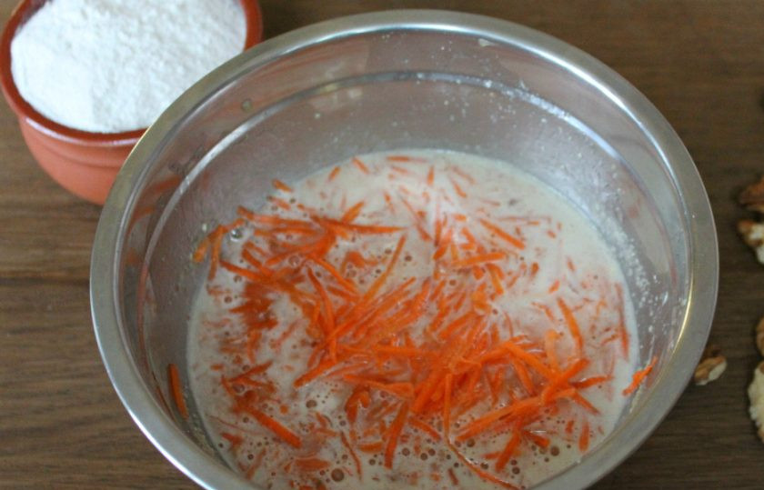 1. Этап. Морковный пирог с медом: Морковь трем на терке и добавляем в миску.