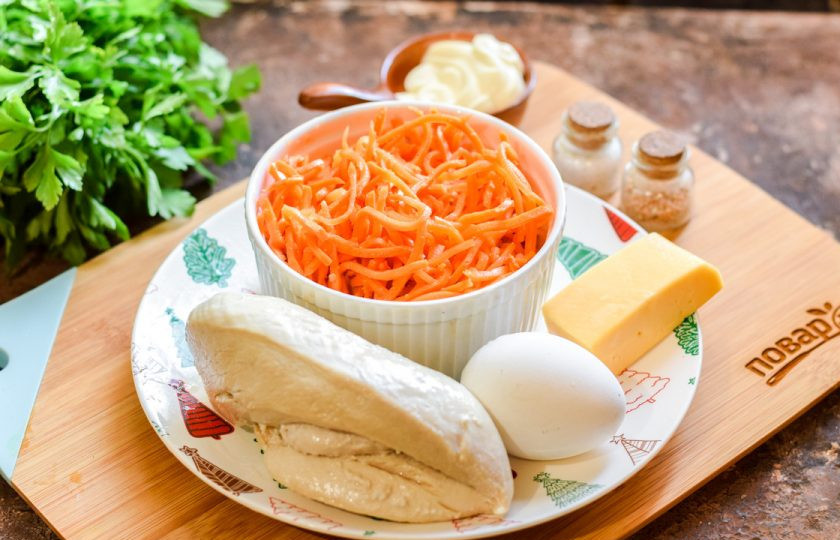 1. Этап. Салат Буррито: Подготовьте ингредиенты. Куриное филе заранее отварите 30 минут в подсоленной воде. Также сварите куриное яйцо вкрутую — 10 минут.