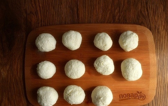1. Этап. Расгулла: Свежий панир вымесите руками до однородности. Панир должен не прилипать к рукам и легко скатываться в шарики. Скатайте шарики величиной не больше грецкого ореха.