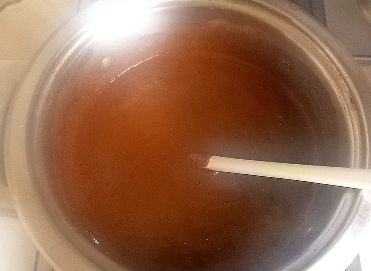 1. Этап. Кофейный экстракт (2 варианта): 2 способ. Сублимированный кофе растворите в кипящей воде и влейте в карамель. Делайте это аккуратно, так как масса может начать брызгаться.