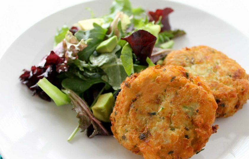 1. Этап. Рыбные котлеты из фарша трески: 3. Разогрейте сковороду с растительным маслом и выложите котлеты, обжарьте ох до румяной корочки. Подавайте с зеленым салатом. Приятного аппетита!