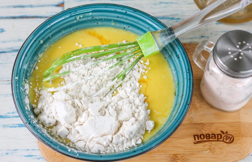1. Этап. Оладьи в мультиварке: Всыпьте пшеничную муку с содой. Тщательно взбейте все, получая густое тесто для оладий.