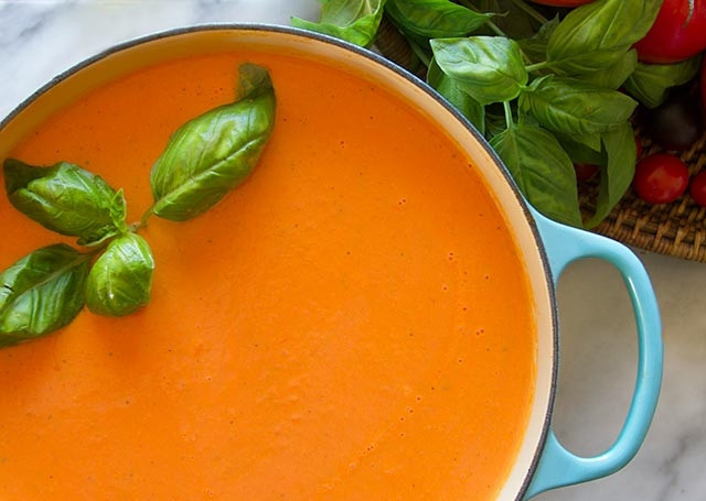 1. Этап. Суп-пюре в блендере: Готовый суп-пюре в блендере подавайте, украсив листьями базилика. Можете еще подать брускетты.