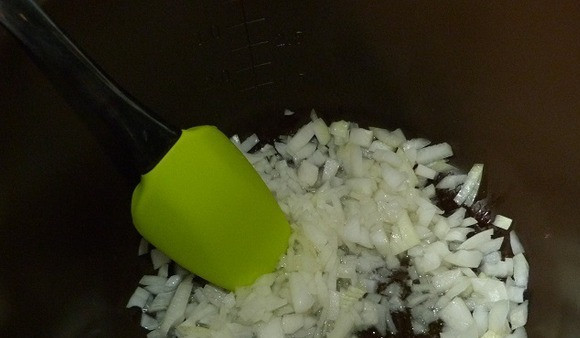 1. Этап. Рыба с кабачками в мультиварке: В разогретом масле обжарить лук.