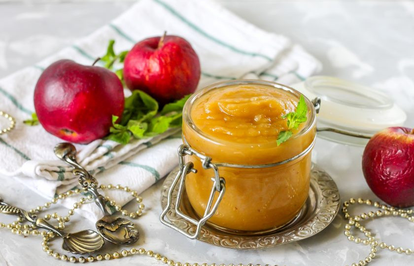 1. Этап. Яблоки на зиму для детей: Выложите в горячие банки и сразу же плотно закатайте по резьбе крышками или закрутите с помощью ключа для консервации. Дайте остыть при комнатной температуре, а после перенесите в кладовую, подвал на хранение. Заготовка отлично хранится в прохладном помещении. Не забудьте оставить немного лакомства на пробу!