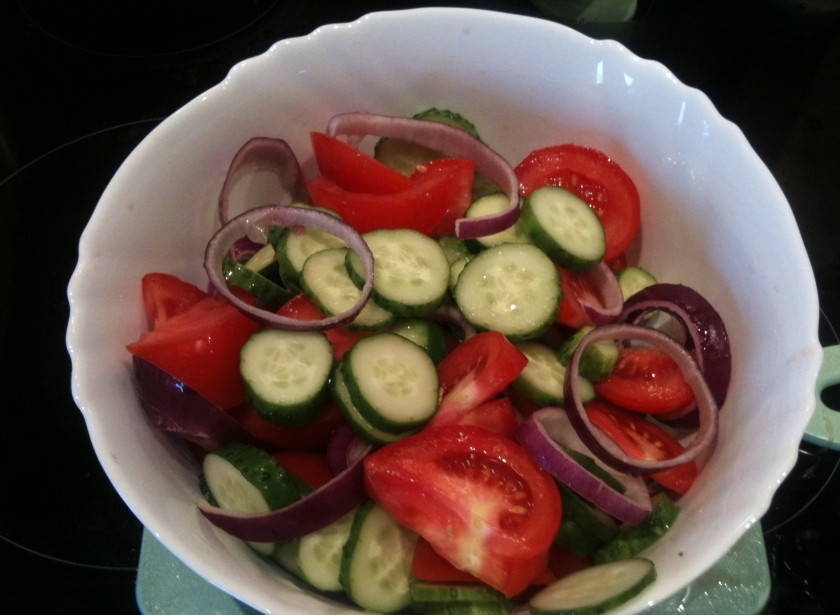 1. Этап. Салат Дачный из свежих овощей: Лук и огурцы нарезаем тонкими кольцами, помидоры - небольшими кусочками.