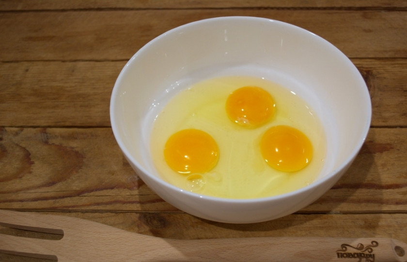 1. Этап. Ленивая ачма: Я делаю половину порции, но продукты указаны для полной. Итак, в миску вбиваем яйца. Добавляем соль и перец, взбиваем.