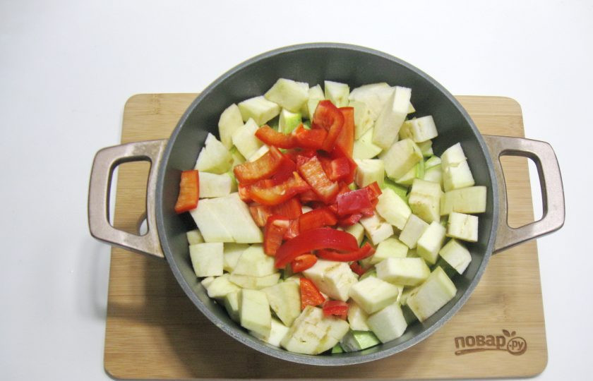 1. Этап. Кабачковая икра Царская: Болгарский перец очистите, помойте и нарежьте. Добавьте в кастрюлю.