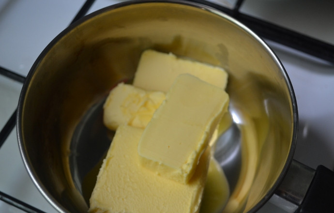 1. Этап. Пирог с курицей в мультиварке: 1. Сейчас я подробно расскажу, как приготовить пирог с курицей в мультиварке. Для начала нужно заняться тестом. Сливочное масло растопить на огне или водяной бане (можно также воспользоваться микроволновой печью).