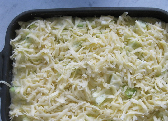 1. Этап. Курица в соусе Бешамель: 7. Курочку залить соусом и сверху присыпать сыром. При желании в форму можно положить нарезанный картофель, кабачок или другие овощи. Отправить форму в предварительно разогретую духовку и запекать минимум 25-30 минут. Затем проверить на готовность блюдо и при необходимости отправить в духовку еще на некоторое время.