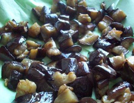 1. Этап. Баклажаны с болгарским перцем и шампиньонами: 5. На оливковом масле (можно использовать масло растительное) обжариваем баклажаны. Чтобы лишний жир убрать, выложим их на бумажную салфетку.