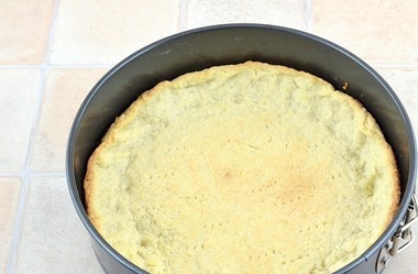 1. Этап. Пирог из песочного теста с замороженными ягодами: Запекайте тесто при 200 градусах в духовке в течение 20 минут.