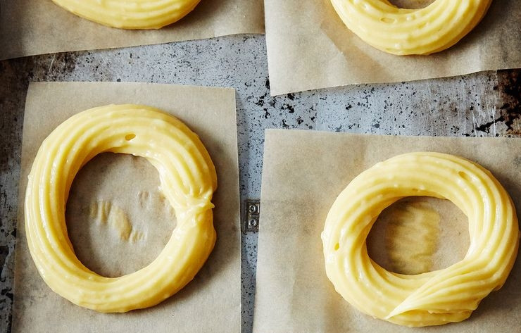 1. Этап. Пончики из заварного теста: 5. Нарежьте пергамент небольшими кусочками. С помощью кондитерского мешка отсадите тесто на пергамент вот таким образом. На этом этапе, кстати, удобно проверять правильность консистенции теста.