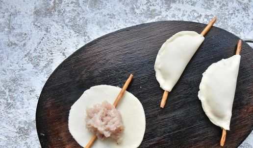 1. Этап. Закуска индилайтовые ножки: На каждую заготовку из теста положите соломку и 1 ст. л. фарша из индейки. Скрепите и защипните края теста между собой.