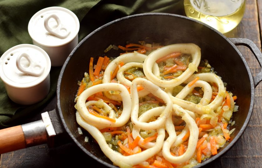 1. Этап. Гречка с кальмарами: Кальмары обжаривайте 2 минуты, после перемешайте с овощами.