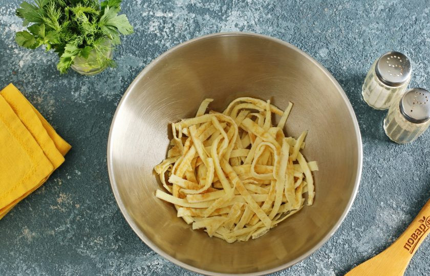 1. Этап. Салат за 10 минут: Готовый блинчик разрежьте пополам и нарежьте тонкой соломкой.