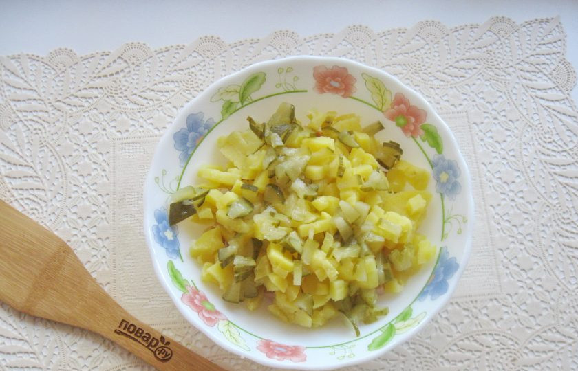 1. Этап. Салат Мышка с сыром: Соленый или маринованный огурец нарежьте мелкими кубиками. Добавьте в салат.