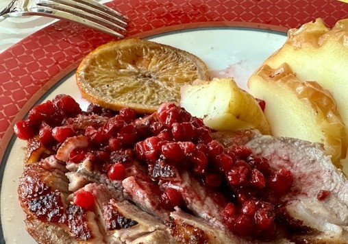 1. Этап. Утиные грудки: су-вид, духовка и брусника: А вторая хитрость опять же с брусникой связана. Ягоду…, повторюсь: если брусника мороженая, то предварительно разморозить и просушить. Рассол…, или маринад? В общем, заливку для ягоды готовлю так: воду подслащиваю (можно медом), добавляю гвоздики совсем чуть-чуть, довожу до кипения. Остужаю. До комнатной температуры. И заливаю ягоду «на два пальца». Через пару часов в холодильник. На следующий день уже вполне можно употреблять.