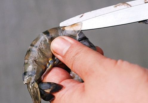 1. Этап. Креветки на гриле: 1. Креветки можно готовить на гриле очищенными или нет. Предлагаю все же почистить, оставив хвостики. Аккуратно разрежьте панцирь на спине креветки посередине.