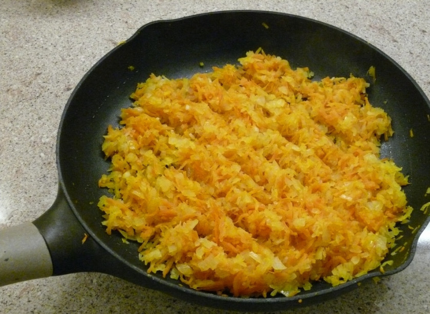 1. Этап. Гречневый суп с говядиной: Обжариваем морковку и лук. Добавляем в суп. Промываем гречку.