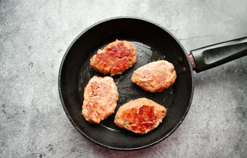 1. Этап. Котлеты из косули: В сковороде разогрейте растительное масло на среднем огне и выложите котлеты из косули. Обжарьте их до румяной корочки с двух сторон. Влейте в сковороду воду, закройте крышкой и убавьте огонь. Готовьте котлеты до полной прожарки, снимите с огня и подавайте к столу.